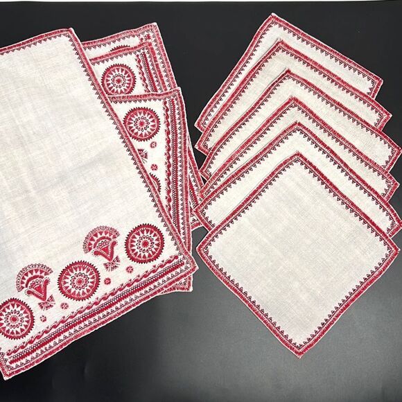 Vintage Embroidered Table Linen Set of 4 Placemats & 5 Napkins - Picture 2 of 10